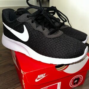 Nike tanjun women’s sneakers